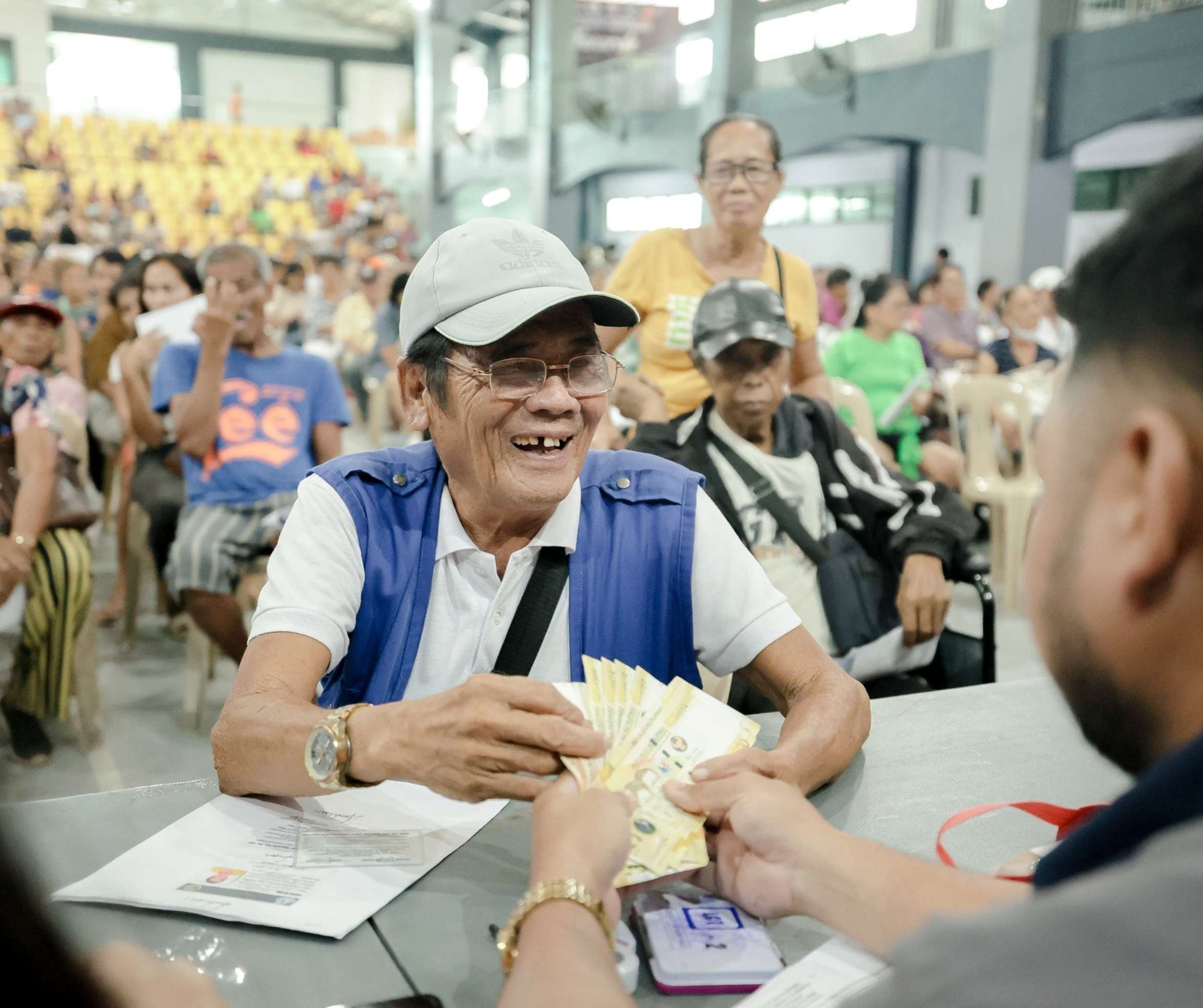 VICTORIAS CITY DISTRIBUTES 1ST AND 2ND QUARTER SOCIAL PENSION TO INDIGENT SENIOR CITIZENS